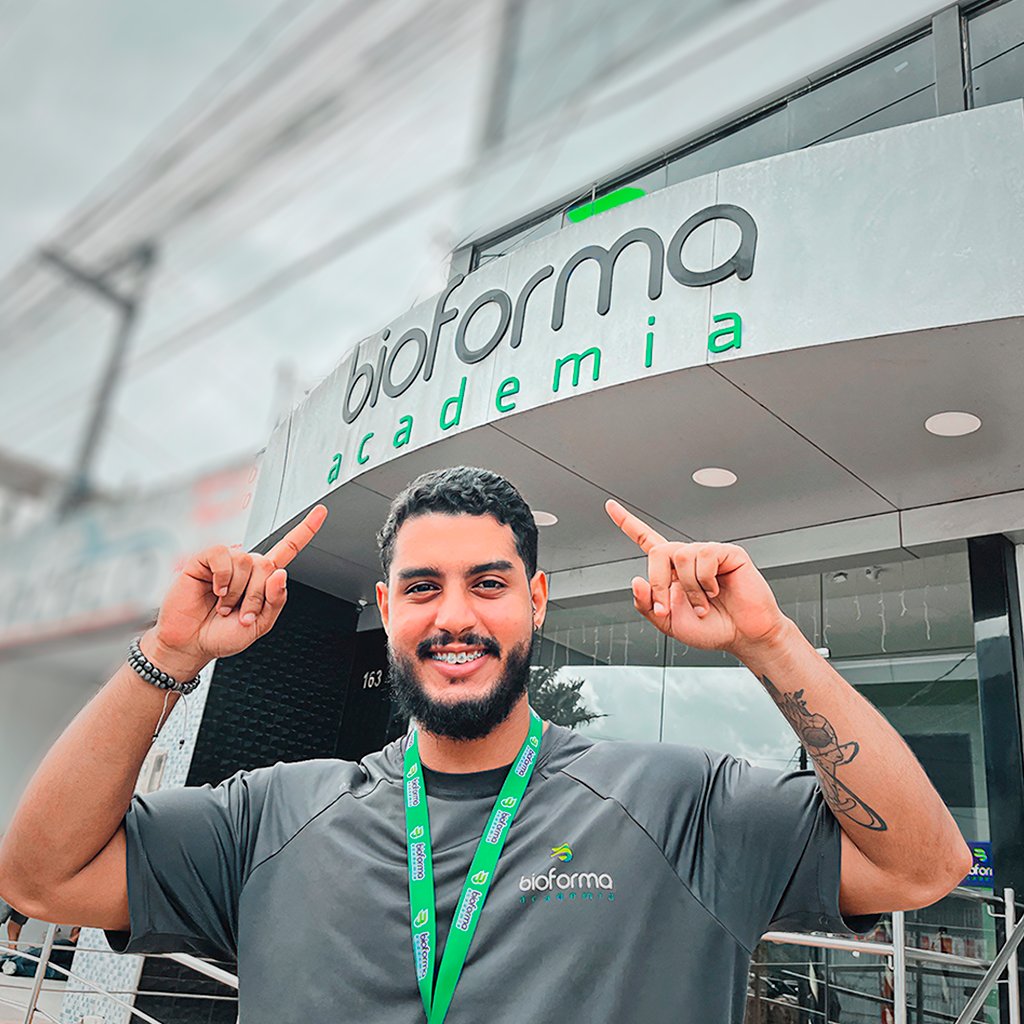 Aluno comemorando na entrada da Bioforma Academia