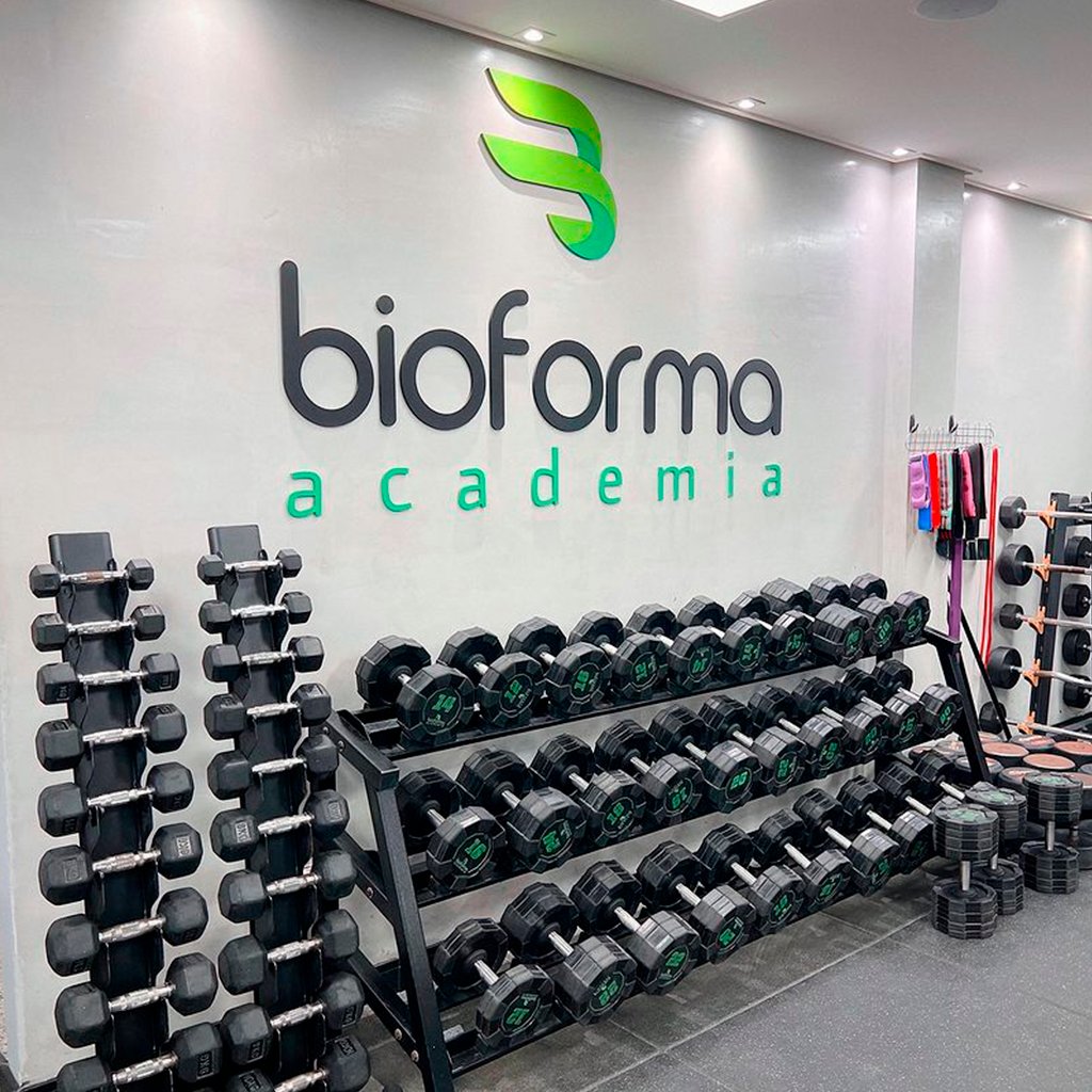 Área de musculação da Bioforma Academia com a marca na parede