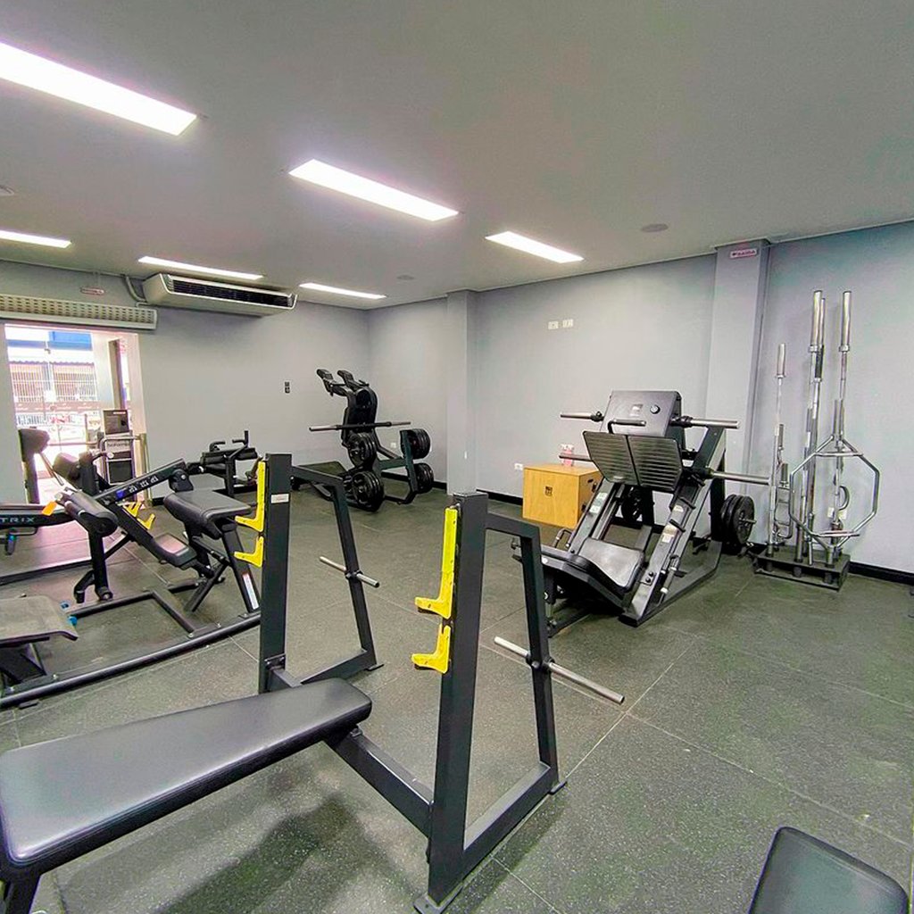 Sala de musculação com máquinas