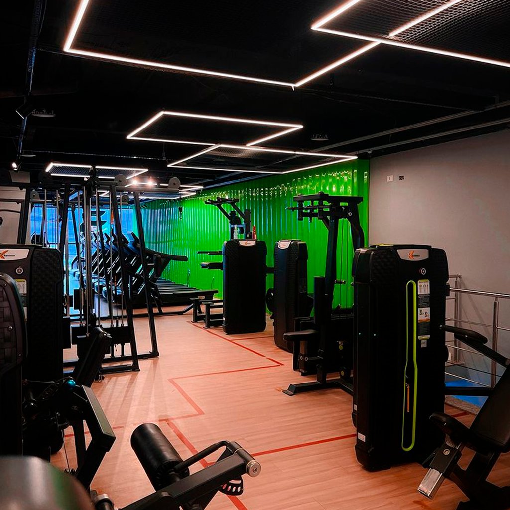 Sala de máquinas com parede verde iluminada